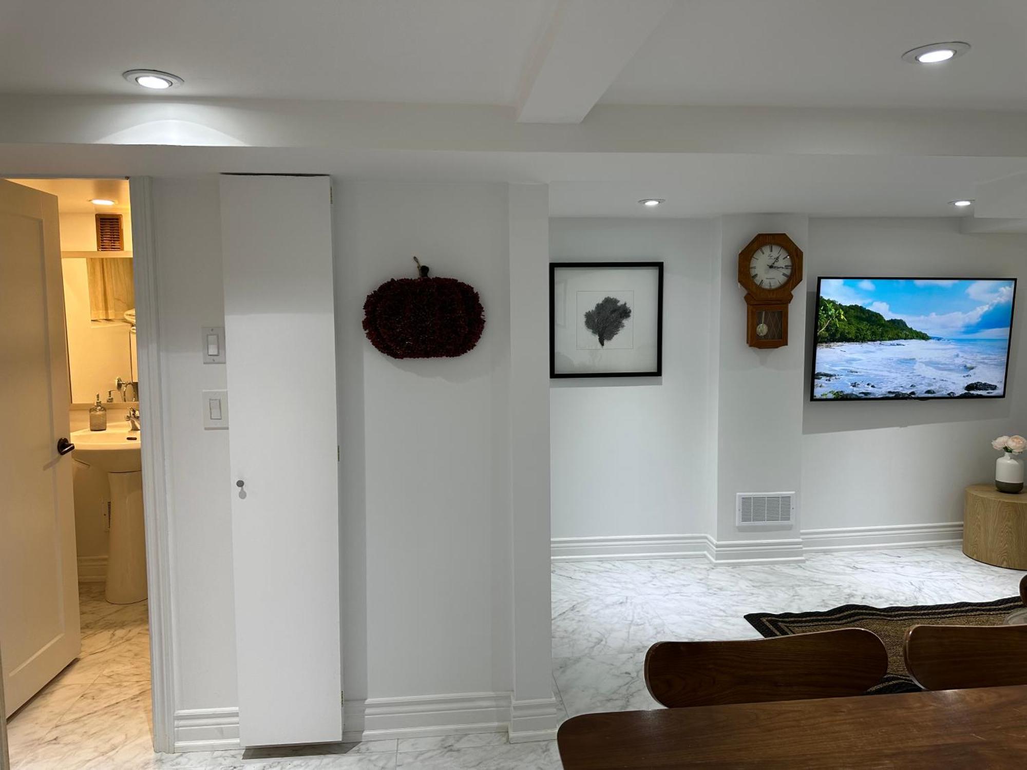 Double Bedroom On Up Or 3 Bedrooms In Basement Near Eglinton Subway Station Toronto Kültér fotó