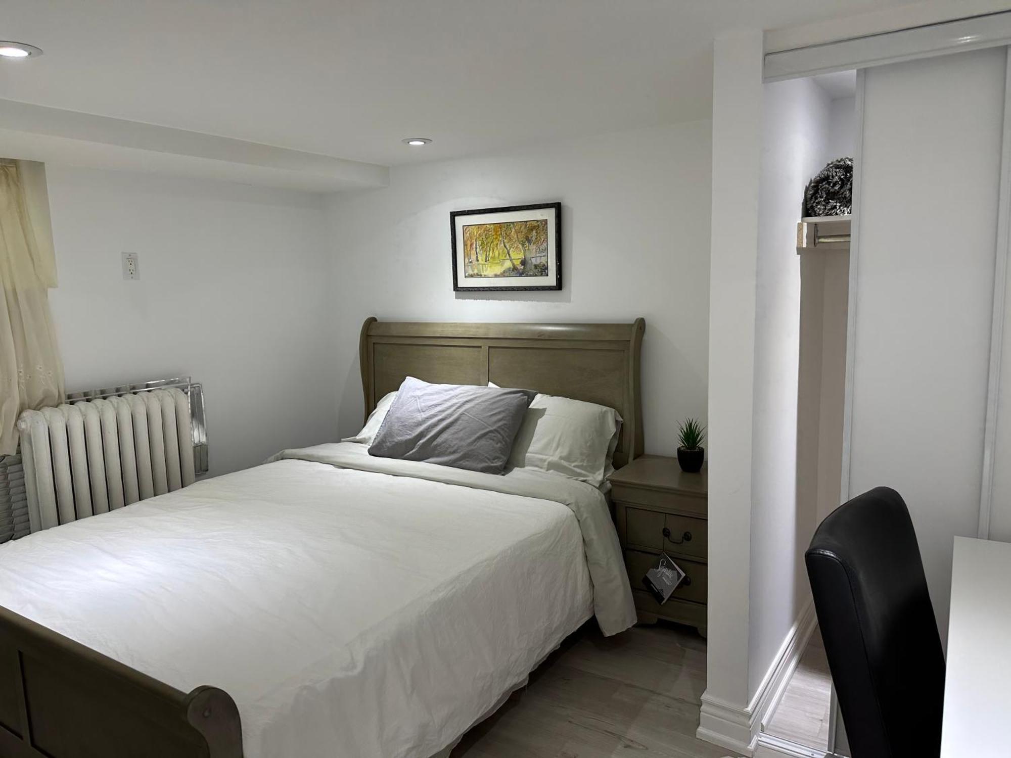 Double Bedroom On Up Or 3 Bedrooms In Basement Near Eglinton Subway Station Toronto Kültér fotó