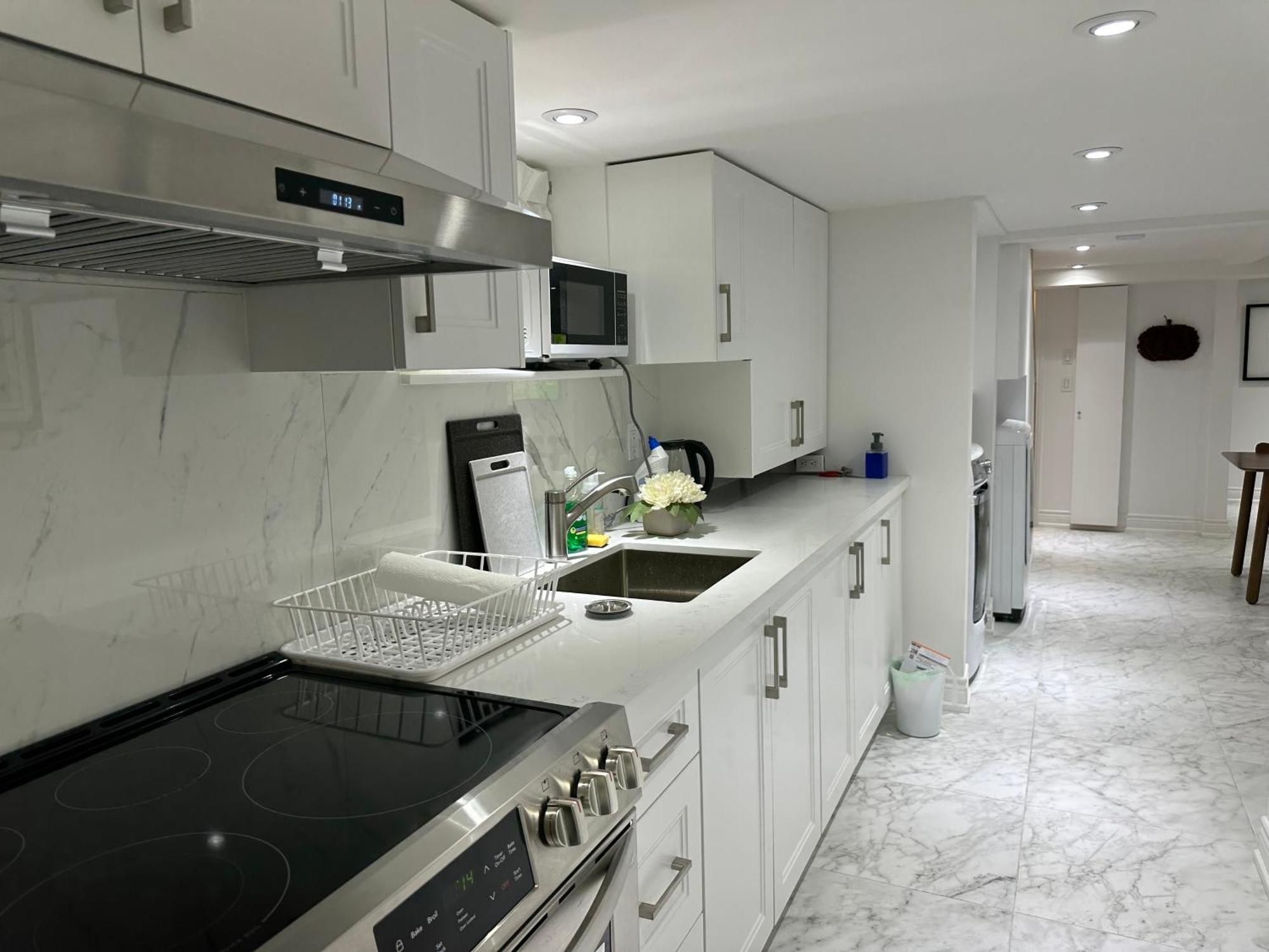 Double Bedroom On Up Or 3 Bedrooms In Basement Near Eglinton Subway Station Toronto Kültér fotó
