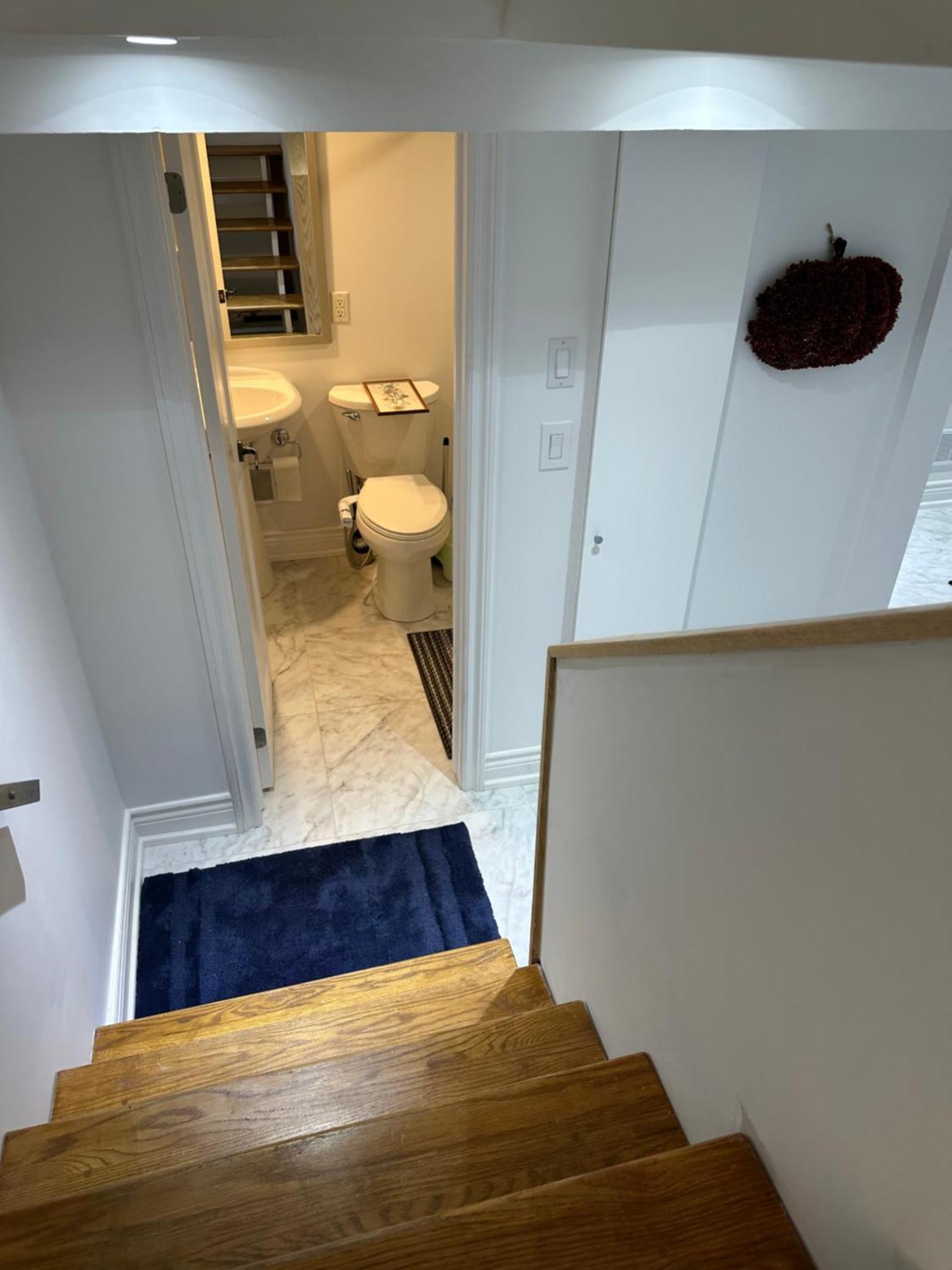 Double Bedroom On Up Or 3 Bedrooms In Basement Near Eglinton Subway Station Toronto Kültér fotó
